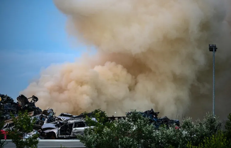 BUKNUO POŽAR NA ZAPADU ZAGREBA: Gori C.I.O.S., vatrogasci na terenu