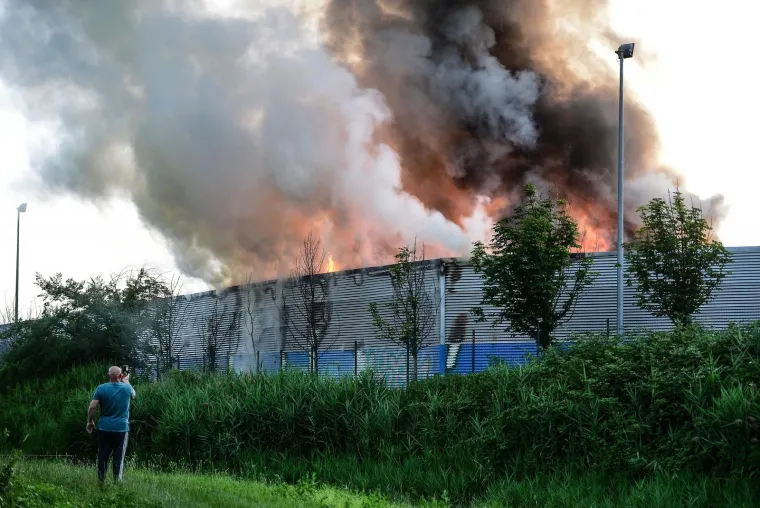 BUKNUO POŽAR NA ZAPADU ZAGREBA: Gori C.I.O.S., vatrogasci na terenu