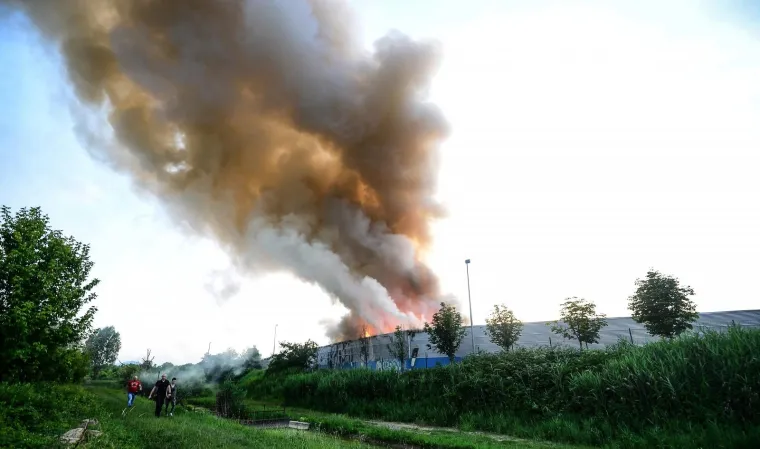 BUKNUO POŽAR NA ZAPADU ZAGREBA: Gori C.I.O.S., vatrogasci na terenu