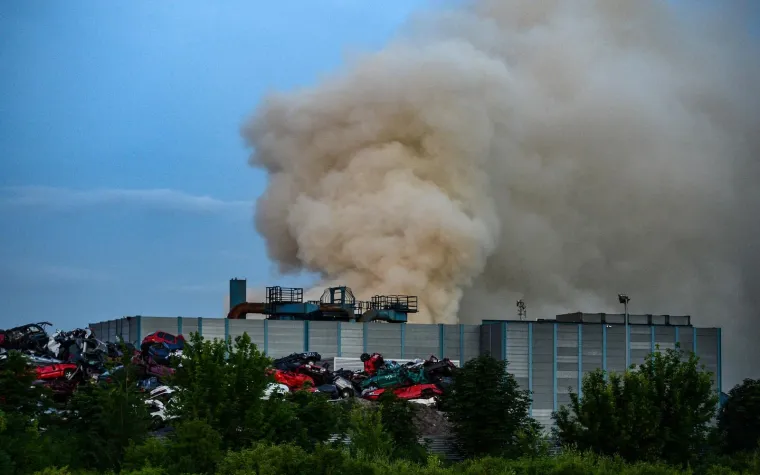 BUKNUO POŽAR NA ZAPADU ZAGREBA: Gori C.I.O.S., vatrogasci na terenu