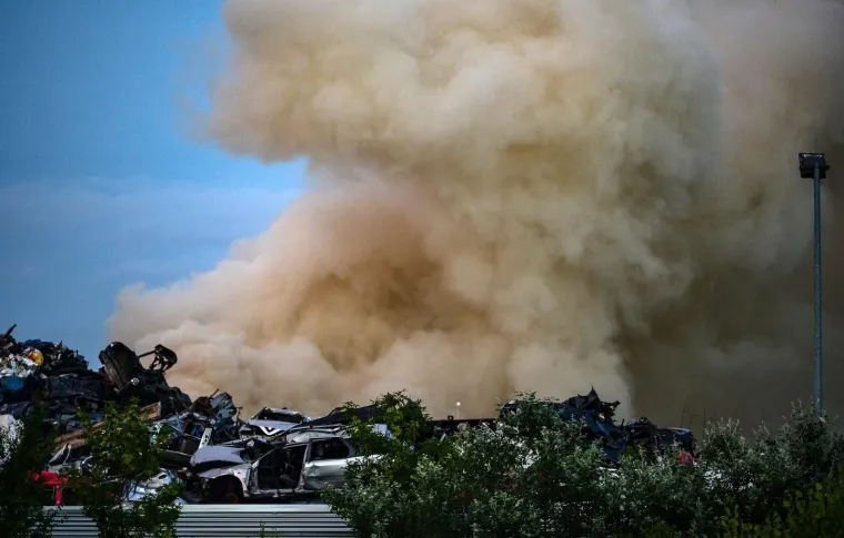 BUKNUO POŽAR NA ZAPADU ZAGREBA: Gori C.I.O.S., vatrogasci na terenu