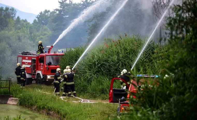 BUKNUO POŽAR NA ZAPADU ZAGREBA: Gori C.I.O.S., vatrogasci na terenu