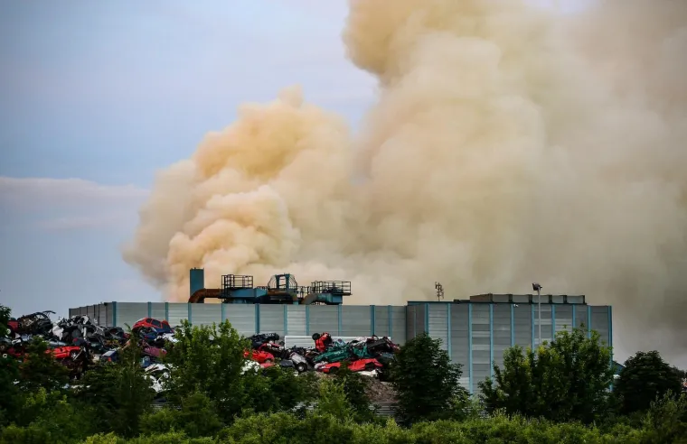 BUKNUO POŽAR NA ZAPADU ZAGREBA: Gori C.I.O.S., vatrogasci na terenu