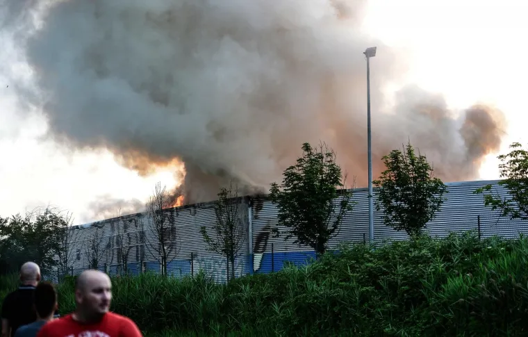 BUKNUO POŽAR NA ZAPADU ZAGREBA: Gori C.I.O.S., vatrogasci na terenu