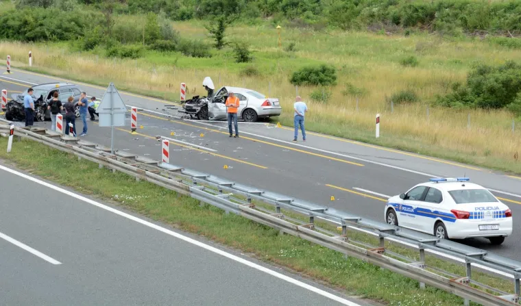 PROMETNA NESREĆA U KUTINI: U sudaru triju vozila poginula jedna osoba