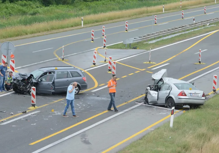 PROMETNA NESREĆA U KUTINI: U sudaru triju vozila poginula jedna osoba