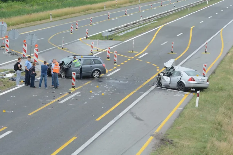 PROMETNA NESREĆA U KUTINI: U sudaru triju vozila poginula jedna osoba