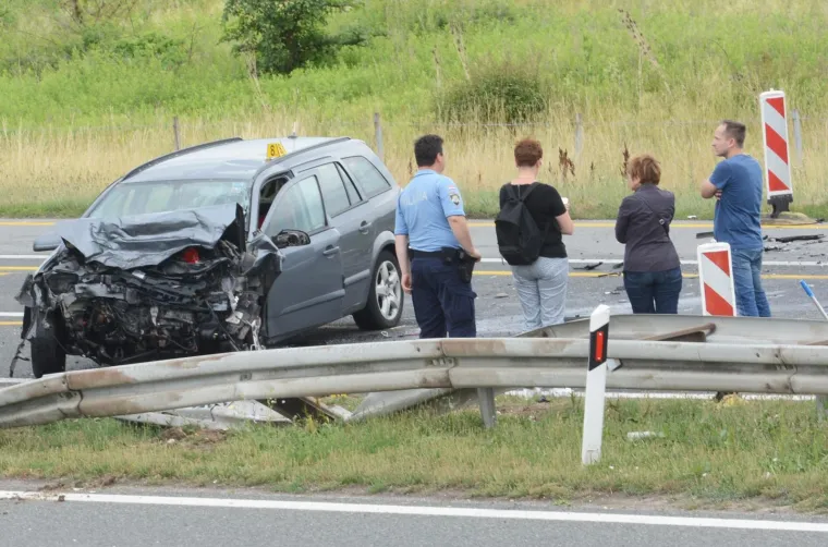PROMETNA NESREĆA U KUTINI: U sudaru triju vozila poginula jedna osoba