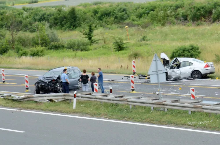 PROMETNA NESREĆA U KUTINI: U sudaru triju vozila poginula jedna osoba