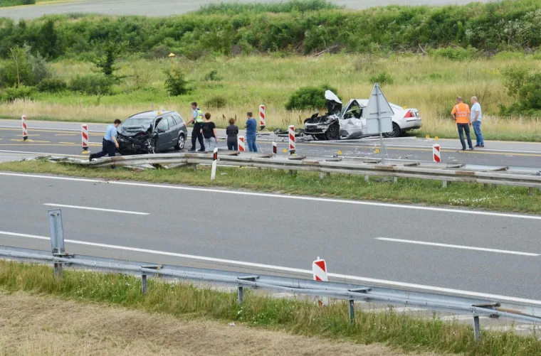PROMETNA NESREĆA U KUTINI: U sudaru triju vozila poginula jedna osoba