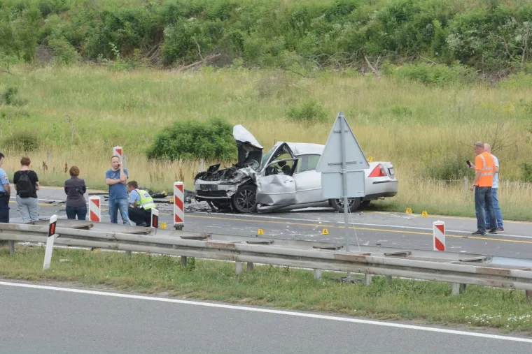 PROMETNA NESREĆA U KUTINI: U sudaru triju vozila poginula jedna osoba