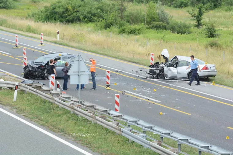 PROMETNA NESREĆA U KUTINI: U sudaru triju vozila poginula jedna osoba