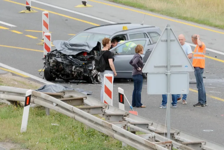 PROMETNA NESREĆA U KUTINI: U sudaru triju vozila poginula jedna osoba