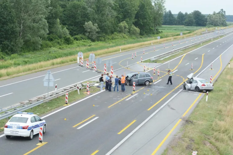 PROMETNA NESREĆA U KUTINI: U sudaru triju vozila poginula jedna osoba