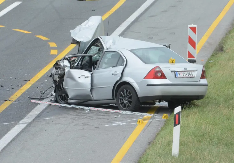 PROMETNA NESREĆA U KUTINI: U sudaru triju vozila poginula jedna osoba