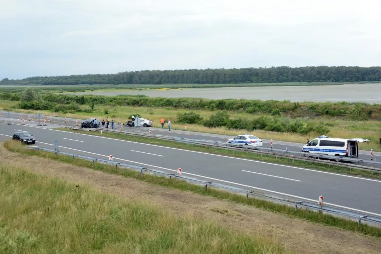 PROMETNA NESREĆA U KUTINI: U sudaru triju vozila poginula jedna osoba
