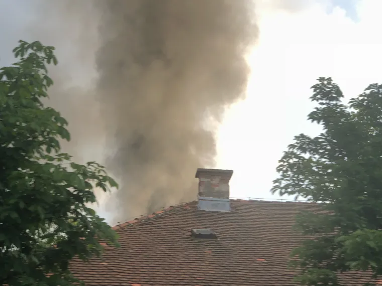 VELIKI POŽAR U ZAGREBU: Gusti dim se nadvio nad grad, vatrogasci iza&scaron;li na teren