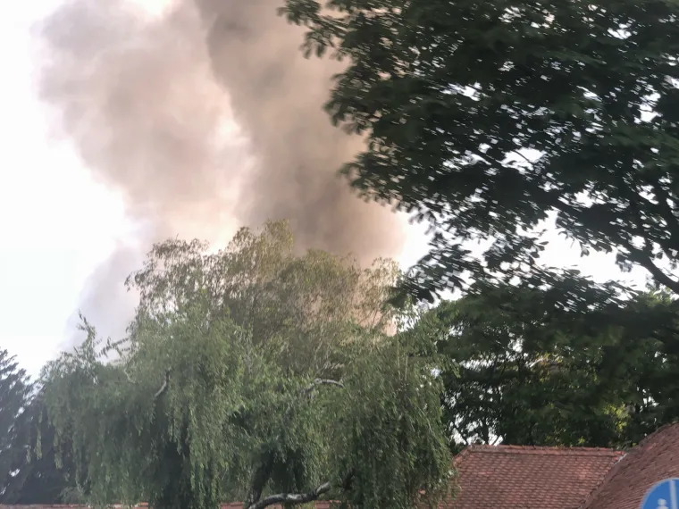 VELIKI POŽAR U ZAGREBU: Gusti dim se nadvio nad grad, vatrogasci iza&scaron;li na teren