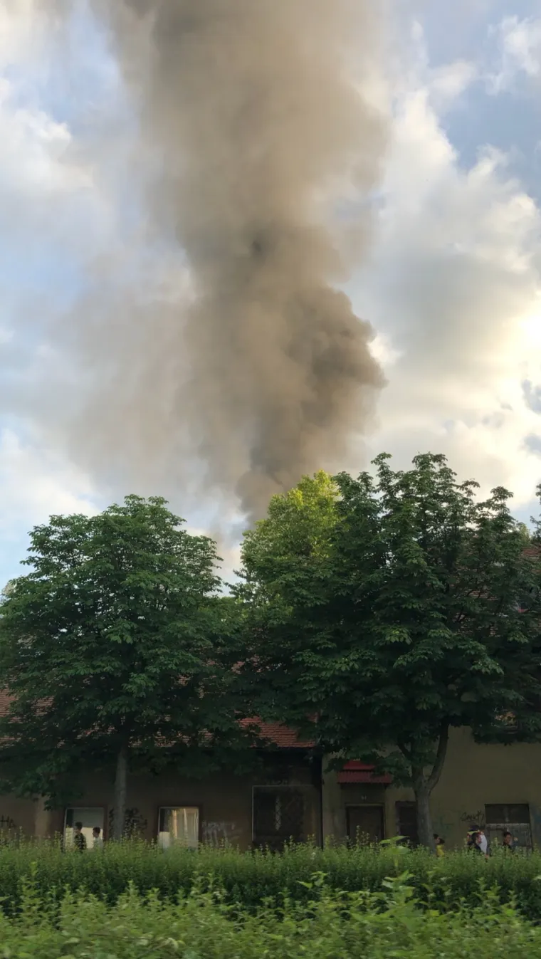 VELIKI POŽAR U ZAGREBU: Gusti dim se nadvio nad grad, vatrogasci iza&scaron;li na teren