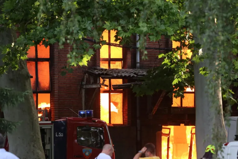 VELIKI POŽAR U ZAGREBU: Gusti dim se nadvio nad grad, vatrogasci iza&scaron;li na teren