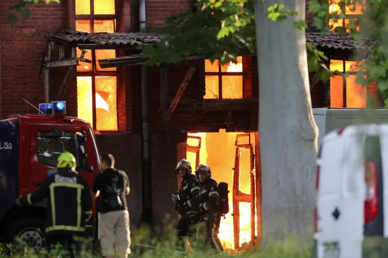 09.06.2018., Zagreb - Vatrogasci se bore s velikim pozarom u zgradi u Heinzelovoj ulici koji je buknuo neto prije 19 sati.
Photo: Luka Stanzl/PIXSELL