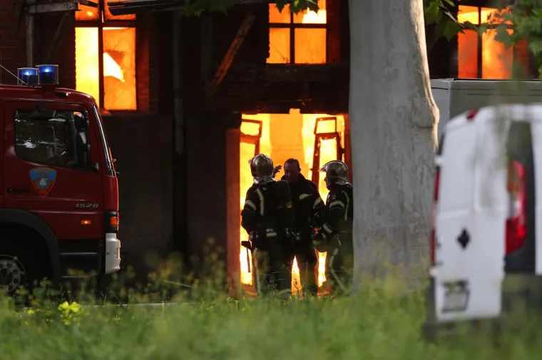 VELIKI POŽAR U ZAGREBU: Gusti dim se nadvio nad grad, vatrogasci iza&scaron;li na teren