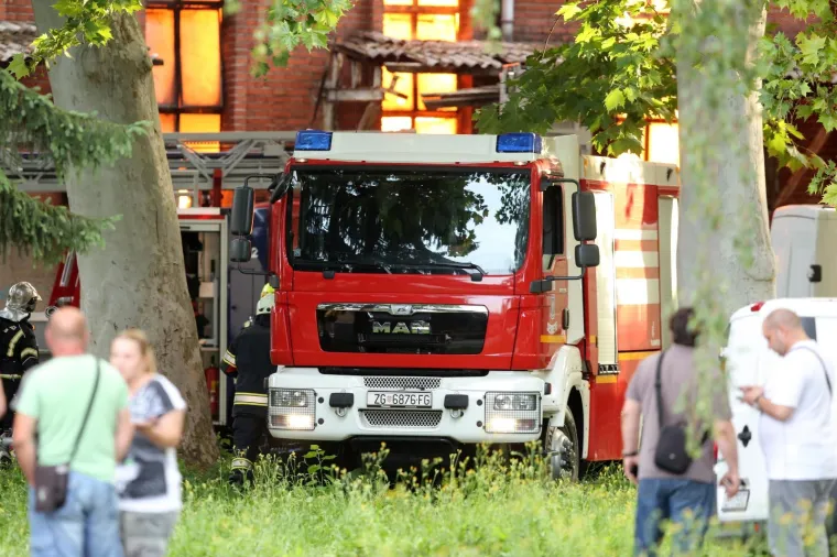 09.06.2018., Zagreb - Vatrogasci se bore s velikim pozarom u zgradi u Heinzelovoj ulici koji je buknuo neto prije 19 sati.
Photo: Luka Stanzl/PIXSELL