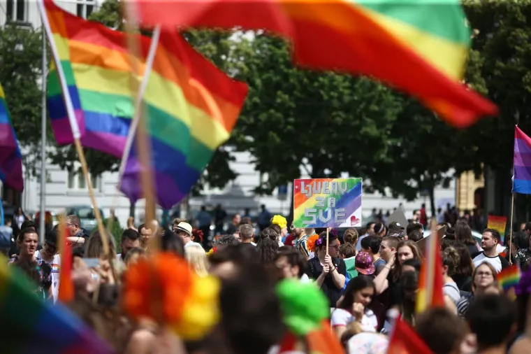 POVORKA PONOSA OKUPILA TISUĆE, MEĐU NJIMA I POLITIČARI: '&Scaron;to tebe boli tko koga voli!'