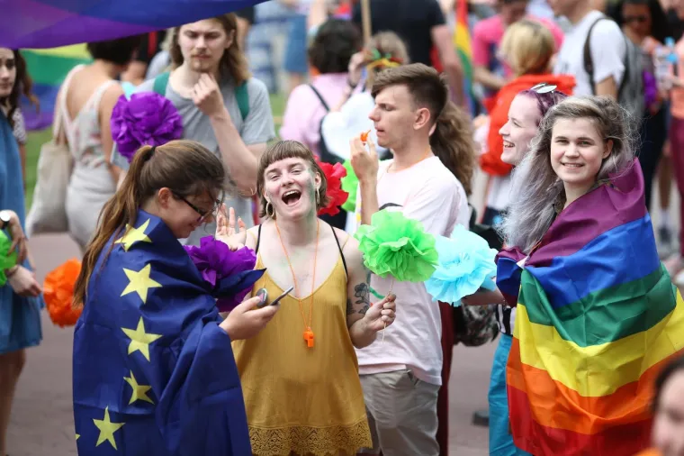 POVORKA PONOSA OKUPILA TISUĆE, MEĐU NJIMA I POLITIČARI: '&Scaron;to tebe boli tko koga voli!'