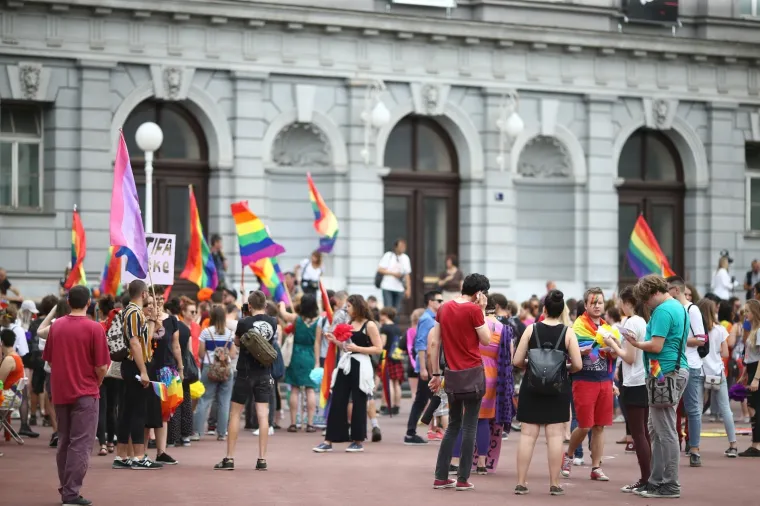 POVORKA PONOSA OKUPILA TISUĆE, MEĐU NJIMA I POLITIČARI: '&Scaron;to tebe boli tko koga voli!'