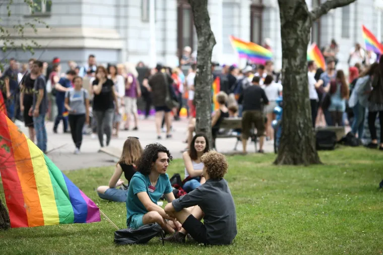 POVORKA PONOSA OKUPILA TISUĆE, MEĐU NJIMA I POLITIČARI: '&Scaron;to tebe boli tko koga voli!'