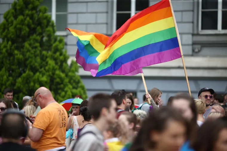 POVORKA PONOSA OKUPILA TISUĆE, MEĐU NJIMA I POLITIČARI: '&Scaron;to tebe boli tko koga voli!'