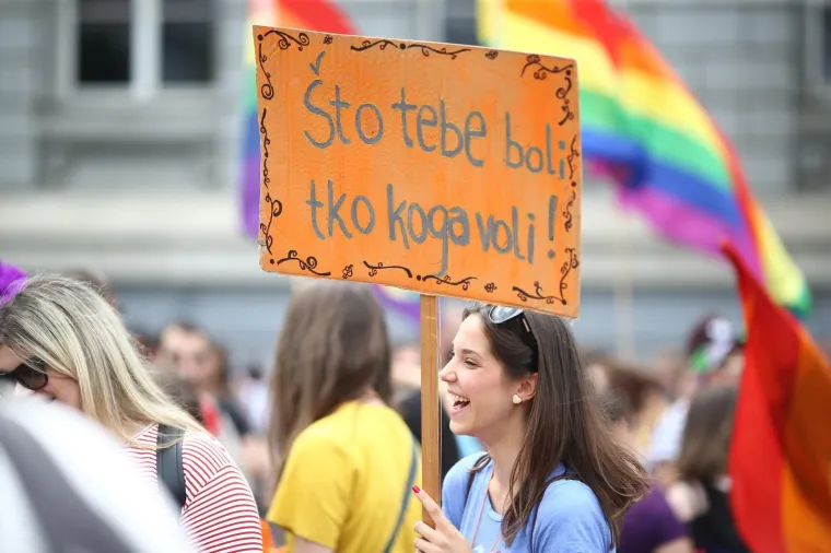 POVORKA PONOSA OKUPILA TISUĆE, MEĐU NJIMA I POLITIČARI: '&Scaron;to tebe boli tko koga voli!'