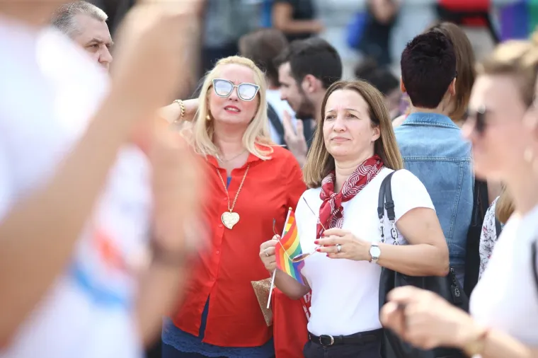 POVORKA PONOSA OKUPILA TISUĆE, MEĐU NJIMA I POLITIČARI: '&Scaron;to tebe boli tko koga voli!'