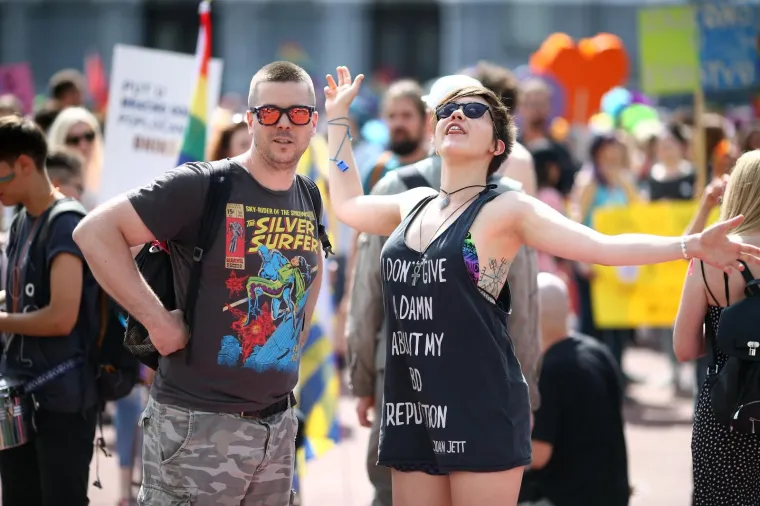 POVORKA PONOSA OKUPILA TISUĆE, MEĐU NJIMA I POLITIČARI: '&Scaron;to tebe boli tko koga voli!'