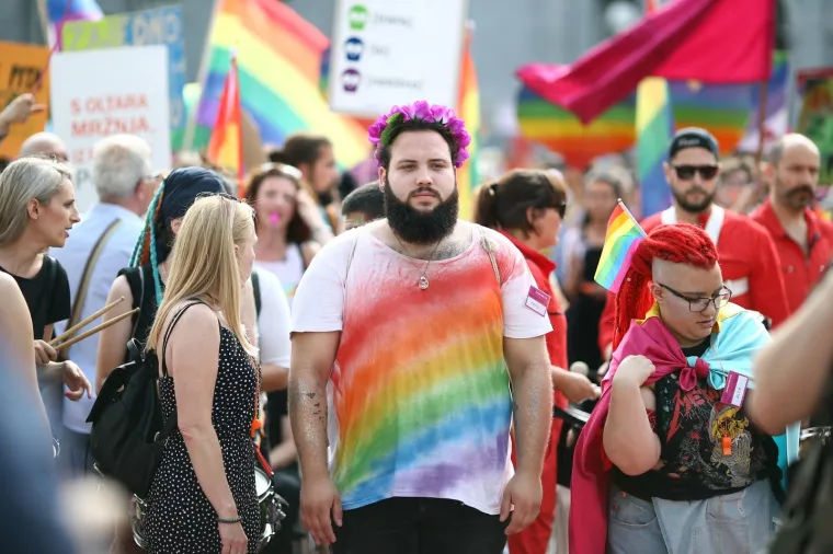 POVORKA PONOSA OKUPILA TISUĆE, MEĐU NJIMA I POLITIČARI: '&Scaron;to tebe boli tko koga voli!'