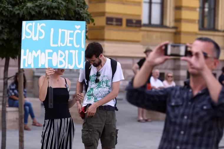 POVORKA PONOSA OKUPILA TISUĆE, MEĐU NJIMA I POLITIČARI: '&Scaron;to tebe boli tko koga voli!'