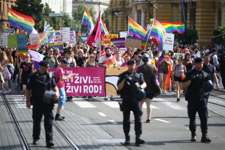 POVORKA PONOSA OKUPILA TISUĆE, MEĐU NJIMA I POLITIČARI: '&Scaron;to tebe boli tko koga voli!'