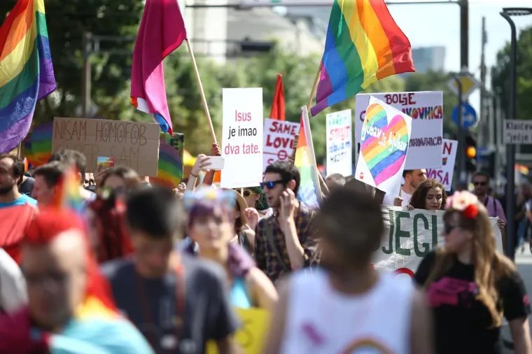 POVORKA PONOSA OKUPILA TISUĆE, MEĐU NJIMA I POLITIČARI: '&Scaron;to tebe boli tko koga voli!'