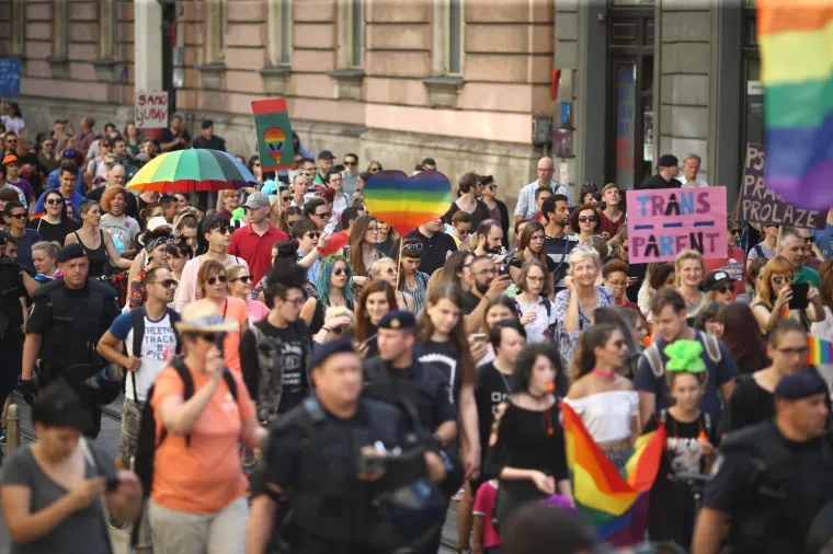 POVORKA PONOSA OKUPILA TISUĆE, MEĐU NJIMA I POLITIČARI: '&Scaron;to tebe boli tko koga voli!'