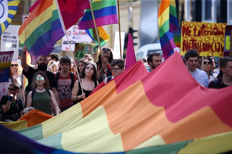 POVORKA PONOSA OKUPILA TISUĆE, MEĐU NJIMA I POLITIČARI: '&Scaron;to tebe boli tko koga voli!'
