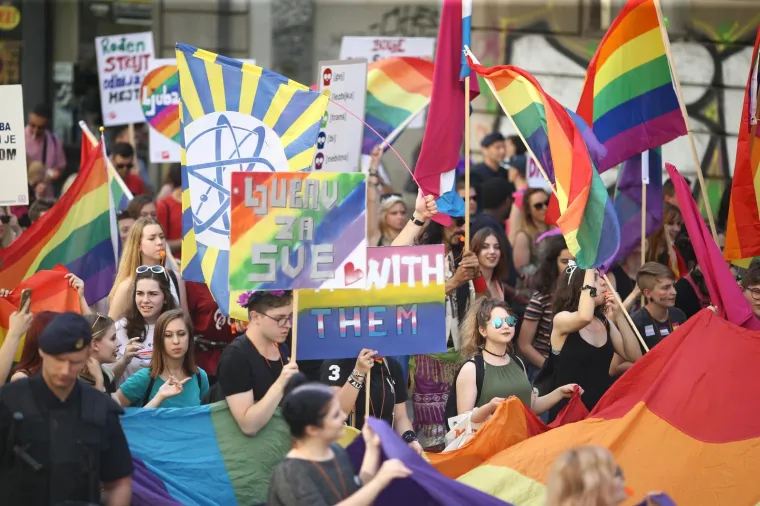 POVORKA PONOSA OKUPILA TISUĆE, MEĐU NJIMA I POLITIČARI: '&Scaron;to tebe boli tko koga voli!'
