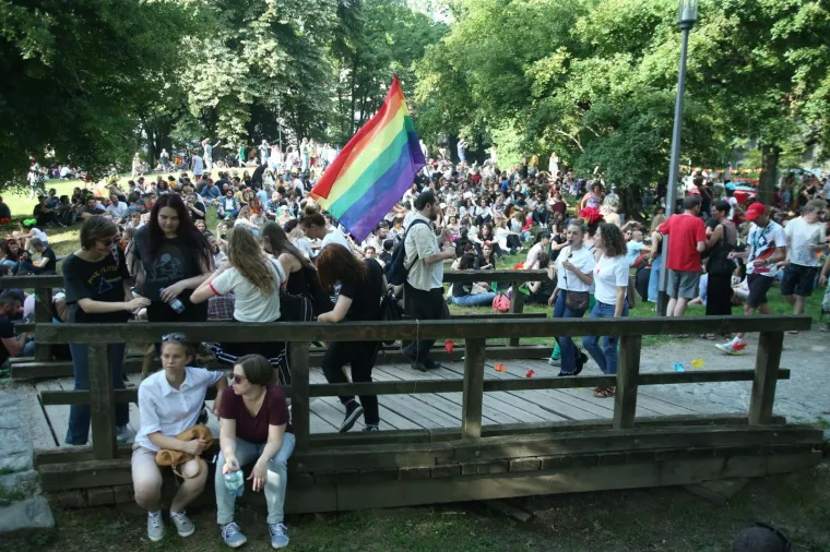 POVORKA PONOSA OKUPILA TISUĆE, MEĐU NJIMA I POLITIČARI: '&Scaron;to tebe boli tko koga voli!'