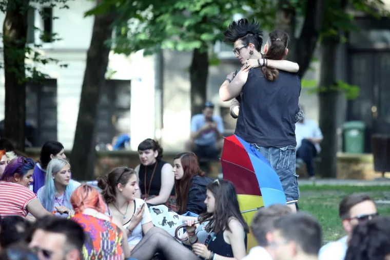 POVORKA PONOSA OKUPILA TISUĆE, MEĐU NJIMA I POLITIČARI: '&Scaron;to tebe boli tko koga voli!'