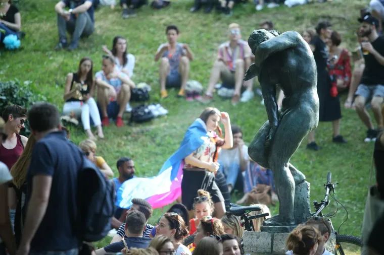 POVORKA PONOSA OKUPILA TISUĆE, MEĐU NJIMA I POLITIČARI: '&Scaron;to tebe boli tko koga voli!'