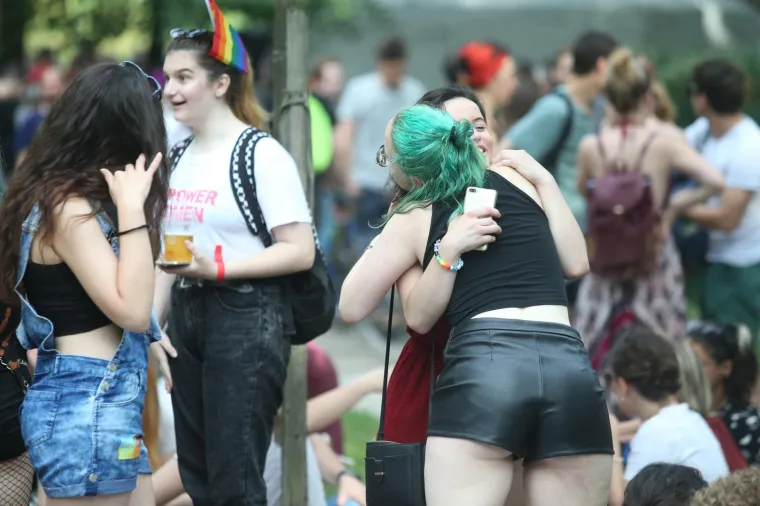 POVORKA PONOSA OKUPILA TISUĆE, MEĐU NJIMA I POLITIČARI: '&Scaron;to tebe boli tko koga voli!'