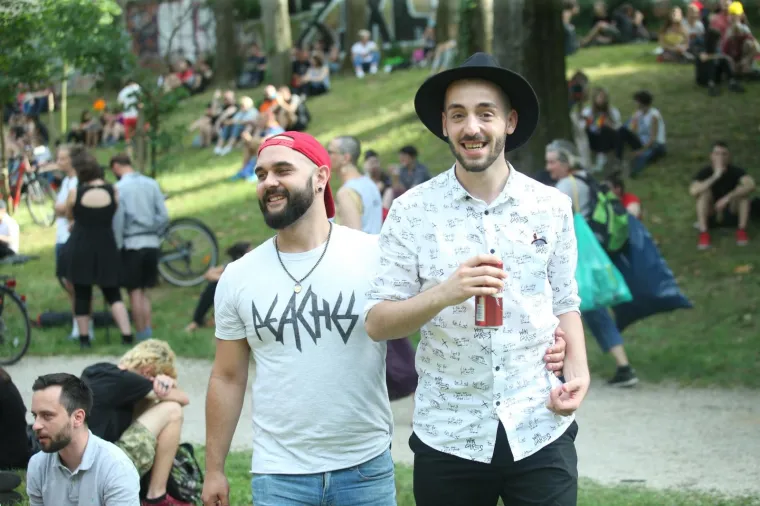 POVORKA PONOSA OKUPILA TISUĆE, MEĐU NJIMA I POLITIČARI: '&Scaron;to tebe boli tko koga voli!'