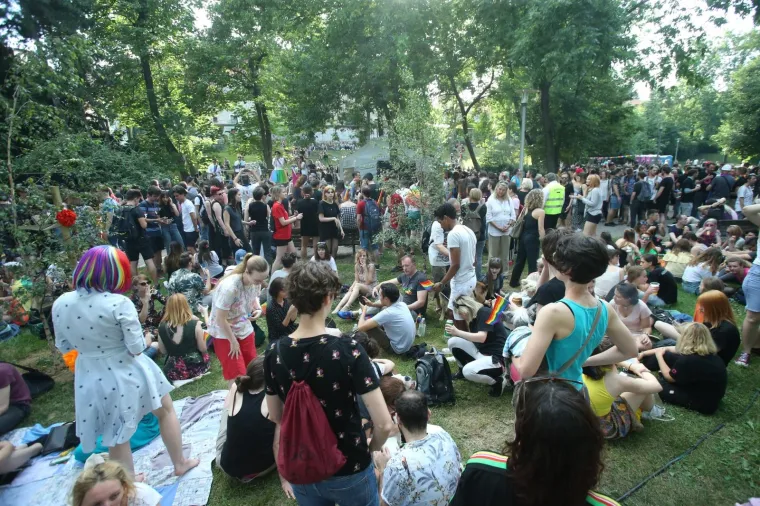 POVORKA PONOSA OKUPILA TISUĆE, MEĐU NJIMA I POLITIČARI: '&Scaron;to tebe boli tko koga voli!'