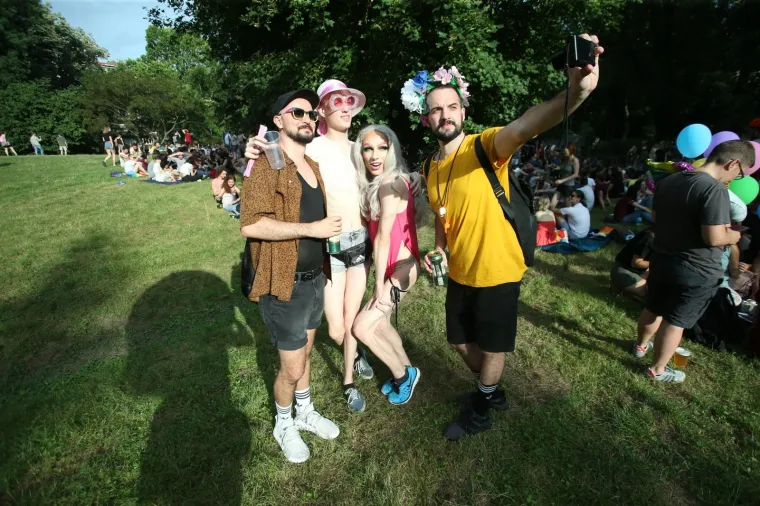 POVORKA PONOSA OKUPILA TISUĆE, MEĐU NJIMA I POLITIČARI: '&Scaron;to tebe boli tko koga voli!'