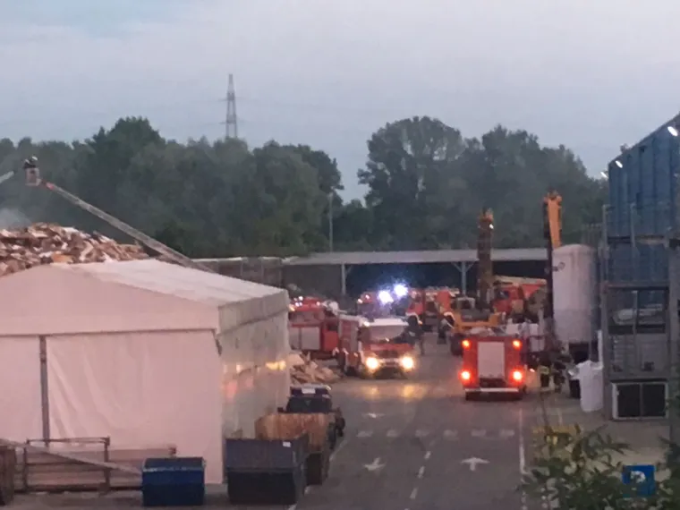 Samo nekoliko minuta nakon &scaron;to su vatrogasci uspjeli staviti pod kontrolu požar u napu&scaron;tenoj zgradi na zagrebačkom istoku, odnosno u Heinzelovoj ulici - buknuo je novi požar na samom zapadu grada.